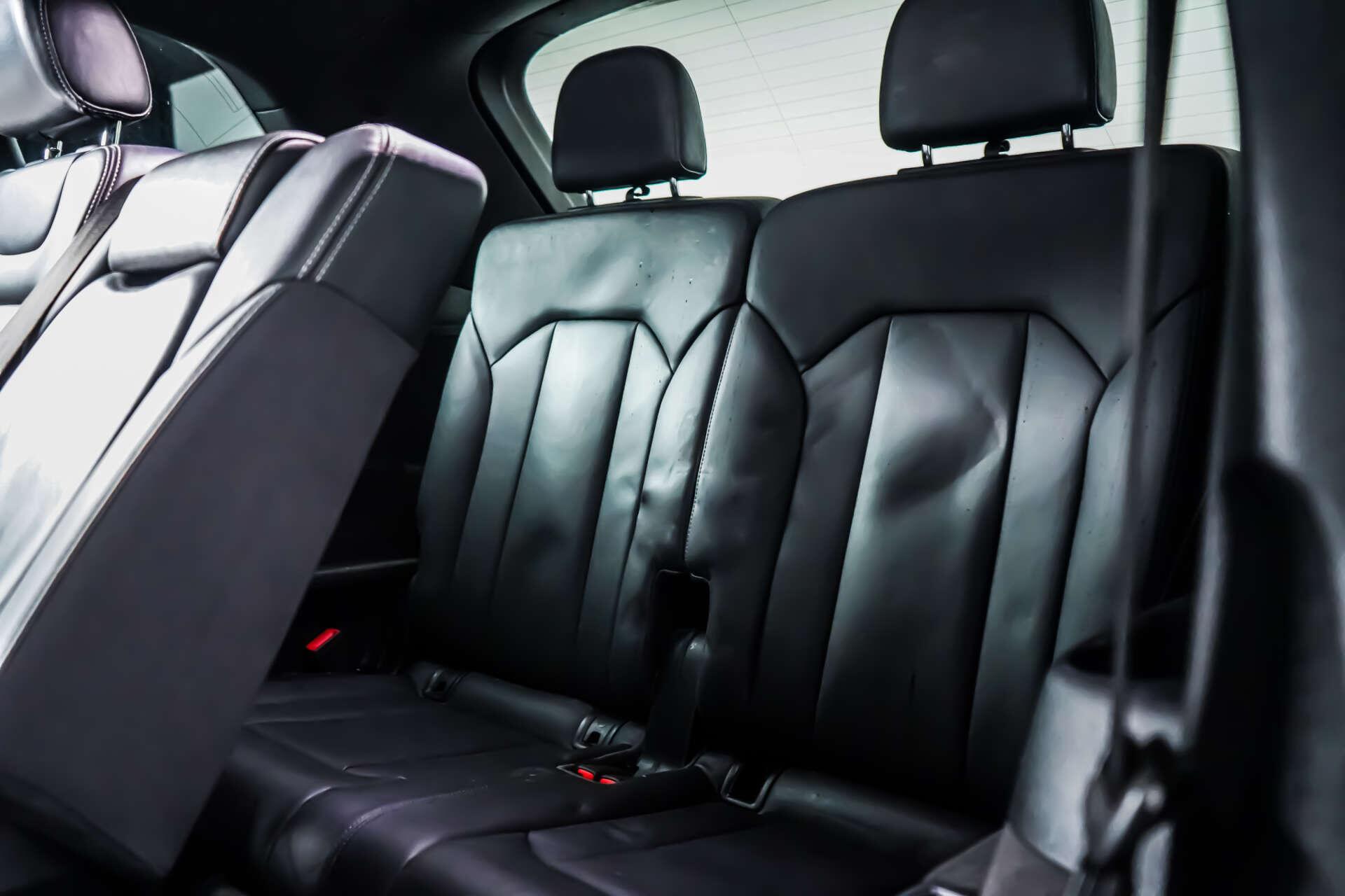 Audi Q7 view 8