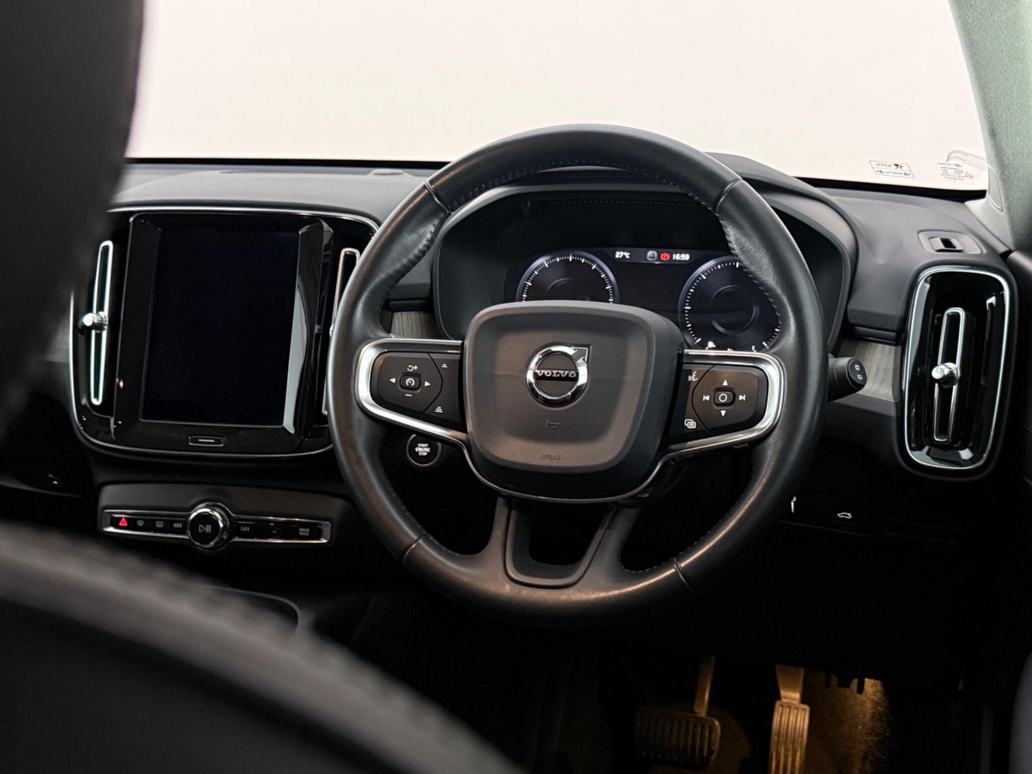 Volvo XC40 view 16