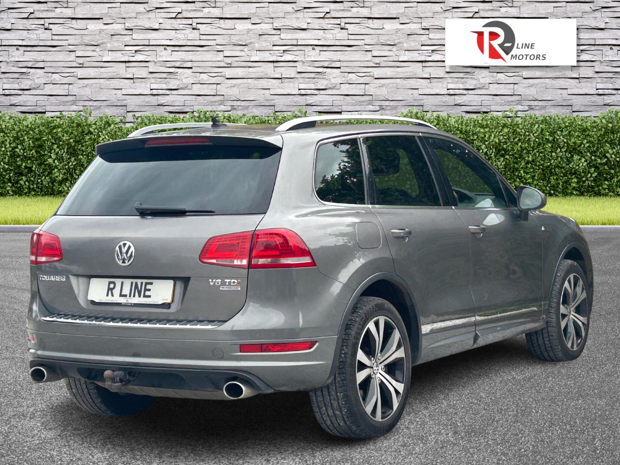Volkswagen Touareg view 8