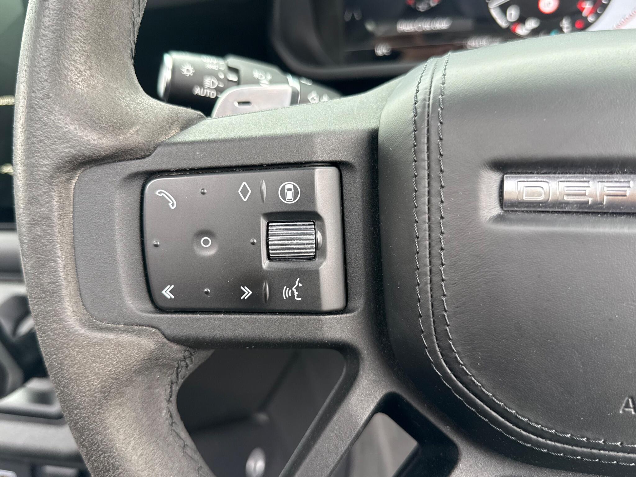 Land Rover Defender 130 view 31