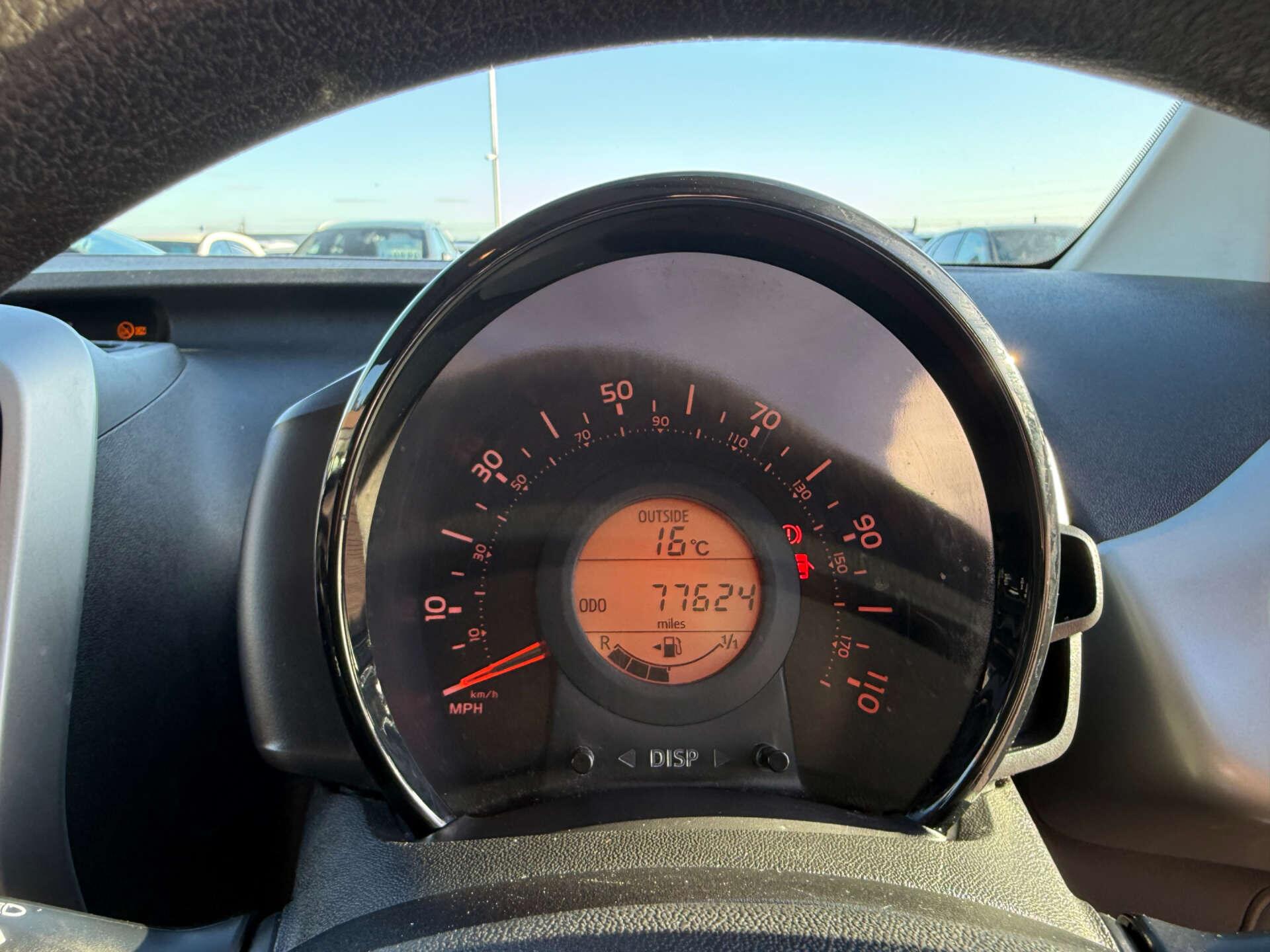 Peugeot 108 view 45