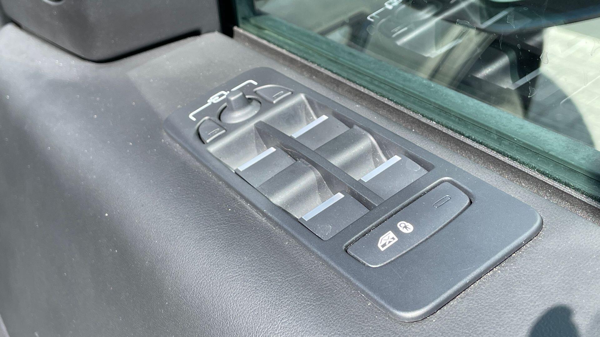 Land Rover Discovery Sport view 25