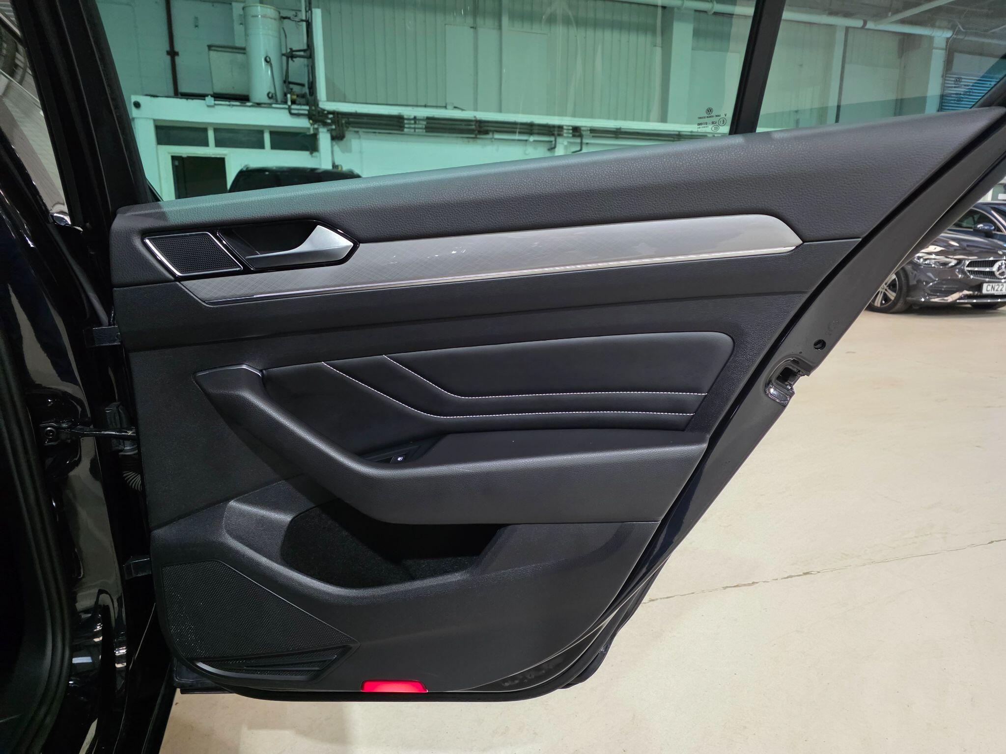 Volkswagen Passat view 22