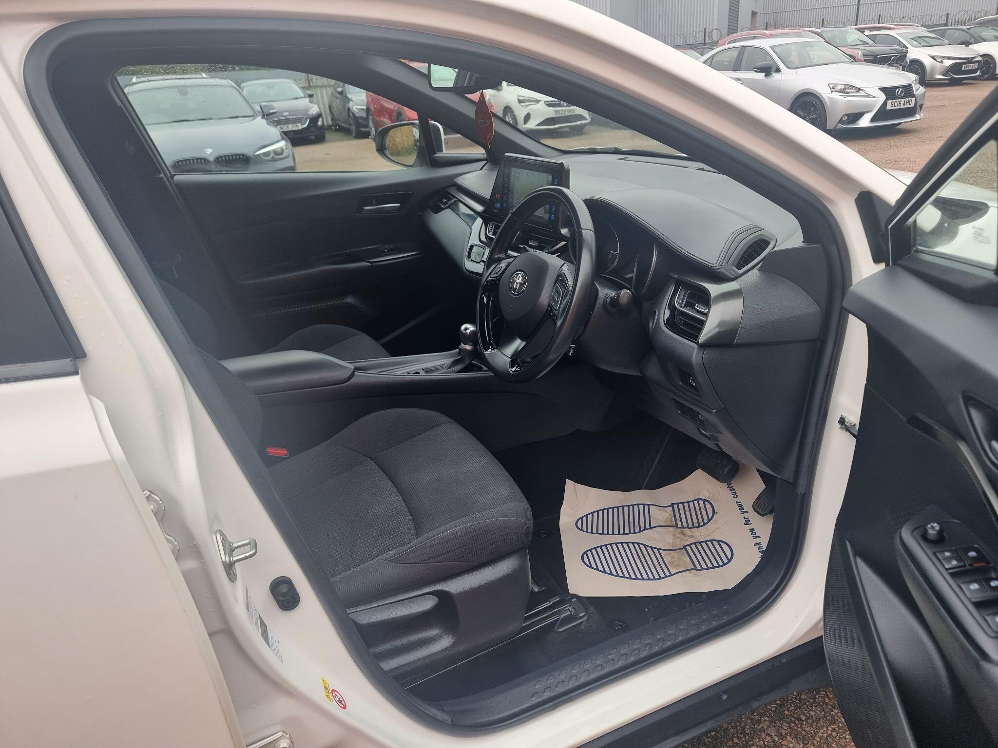 Toyota C-HR view 25