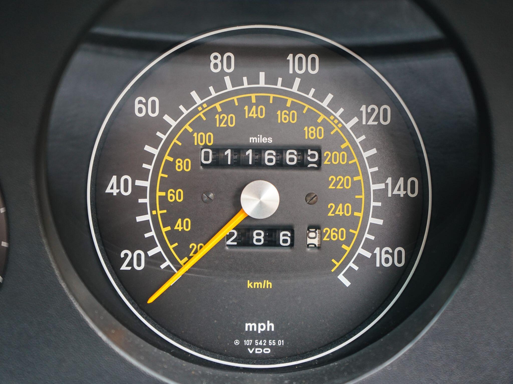 Mercedes-Benz 500 SL view 30