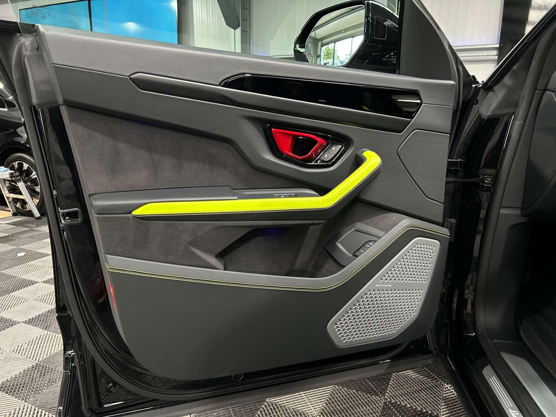 Lamborghini Urus view 39
