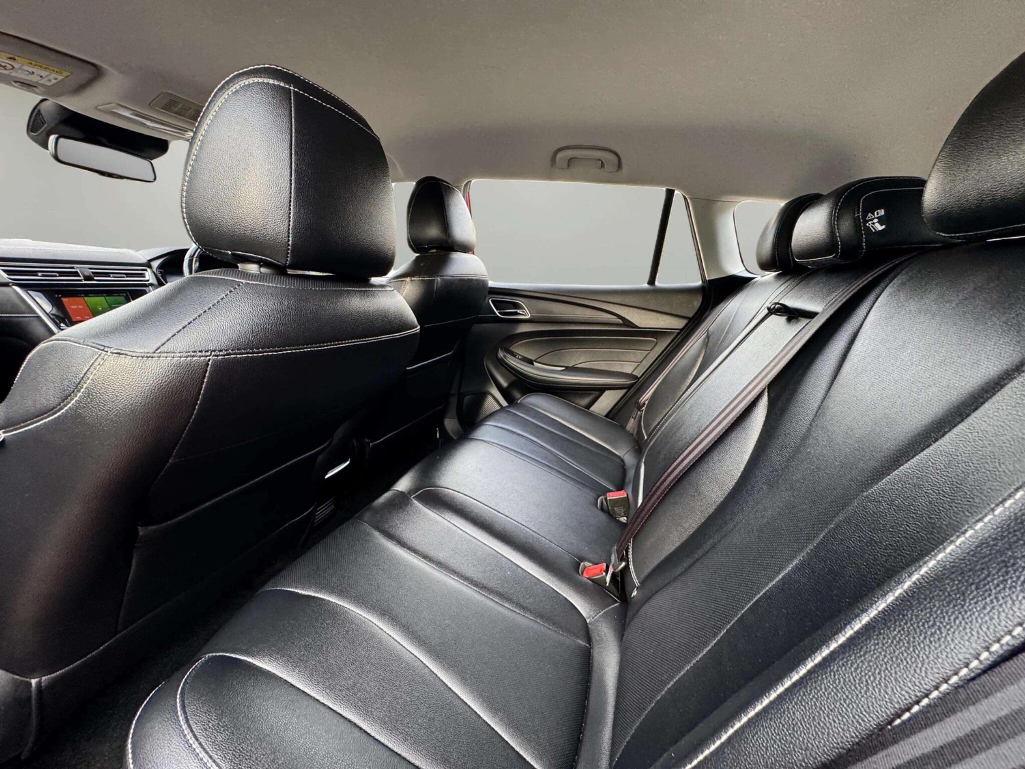 MG MG5 view 40