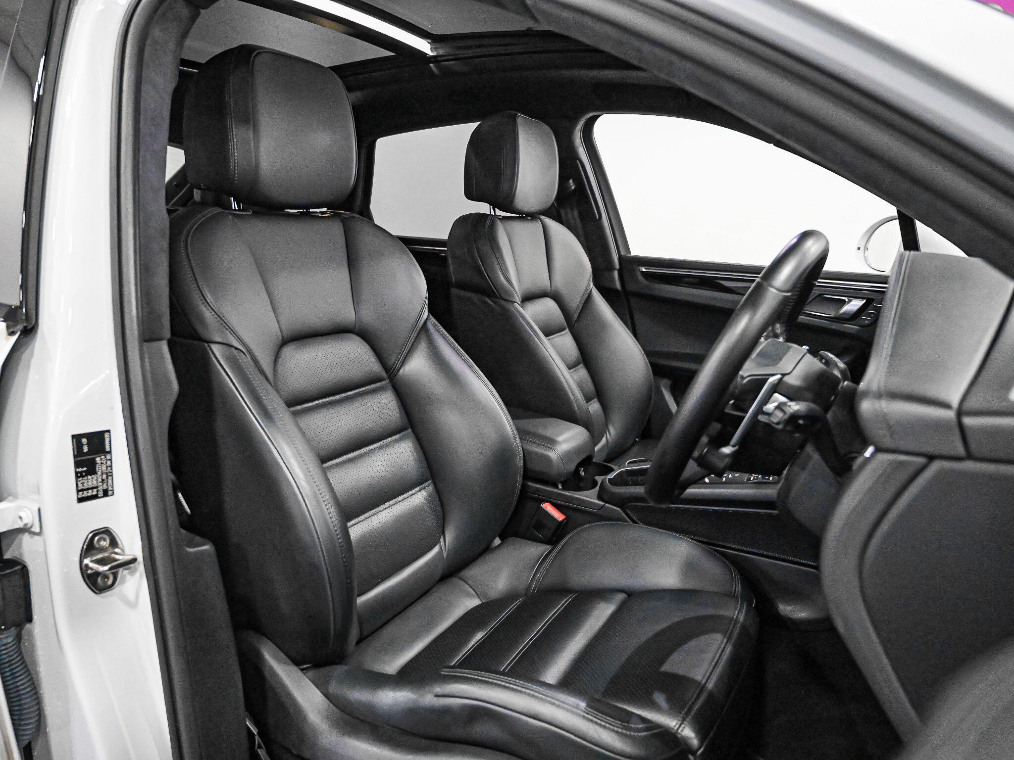 Porsche Macan view 3