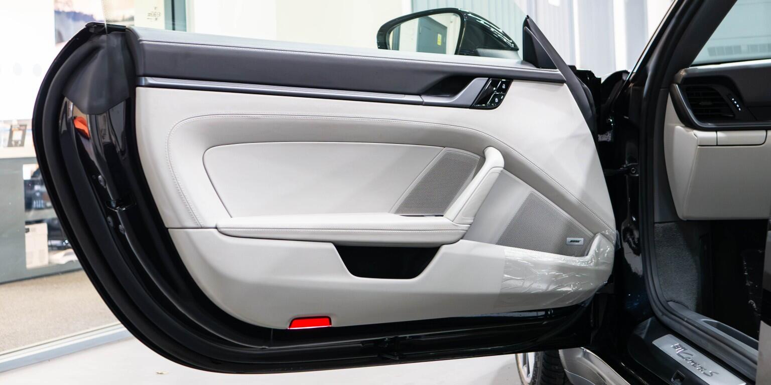 Porsche 911 view 31