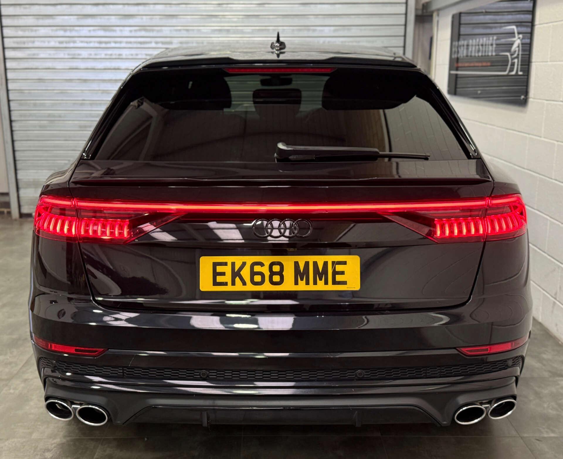 Audi Q8 view 7