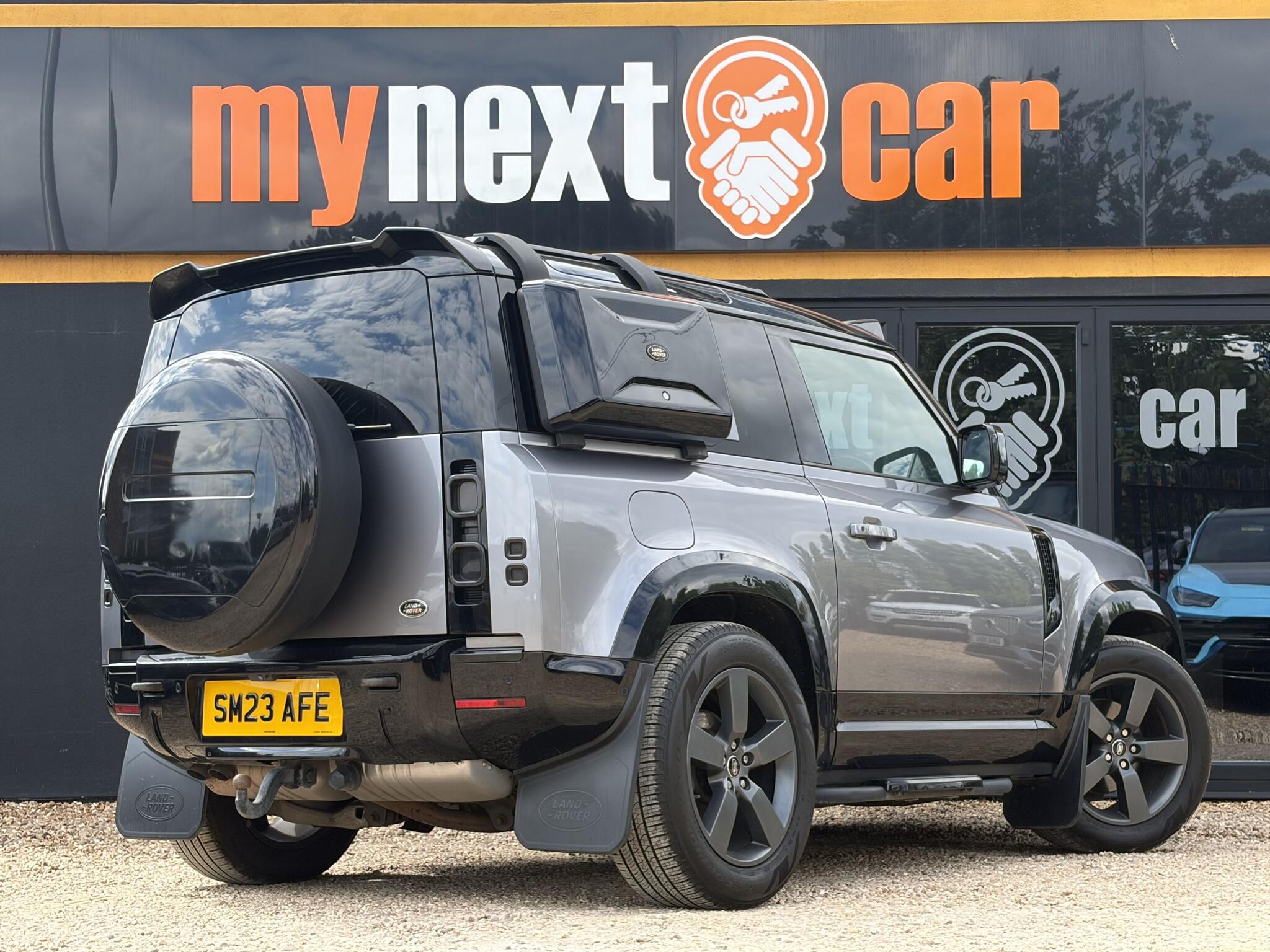 Land Rover Defender 90 view 9
