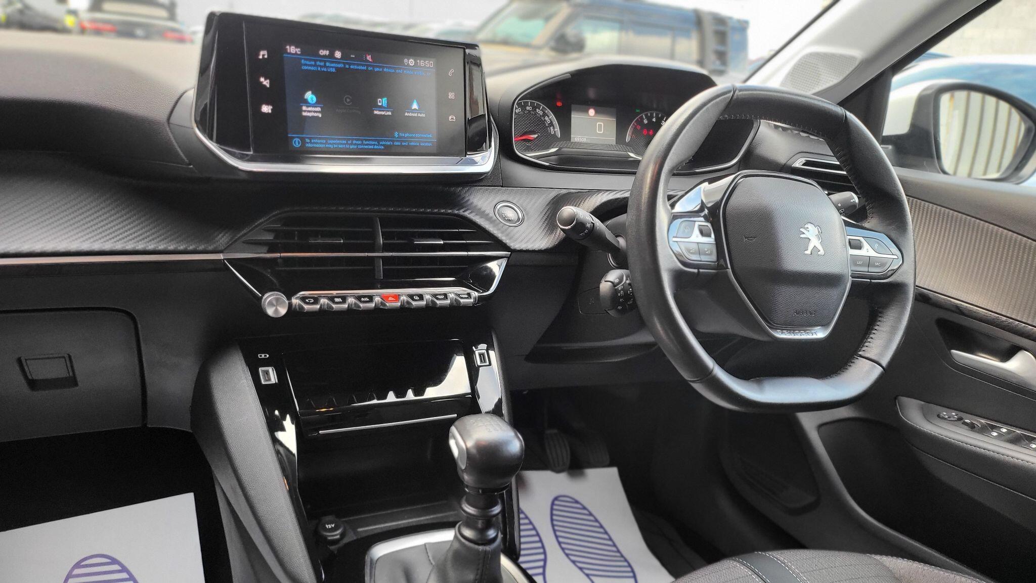 Peugeot 208 view 13