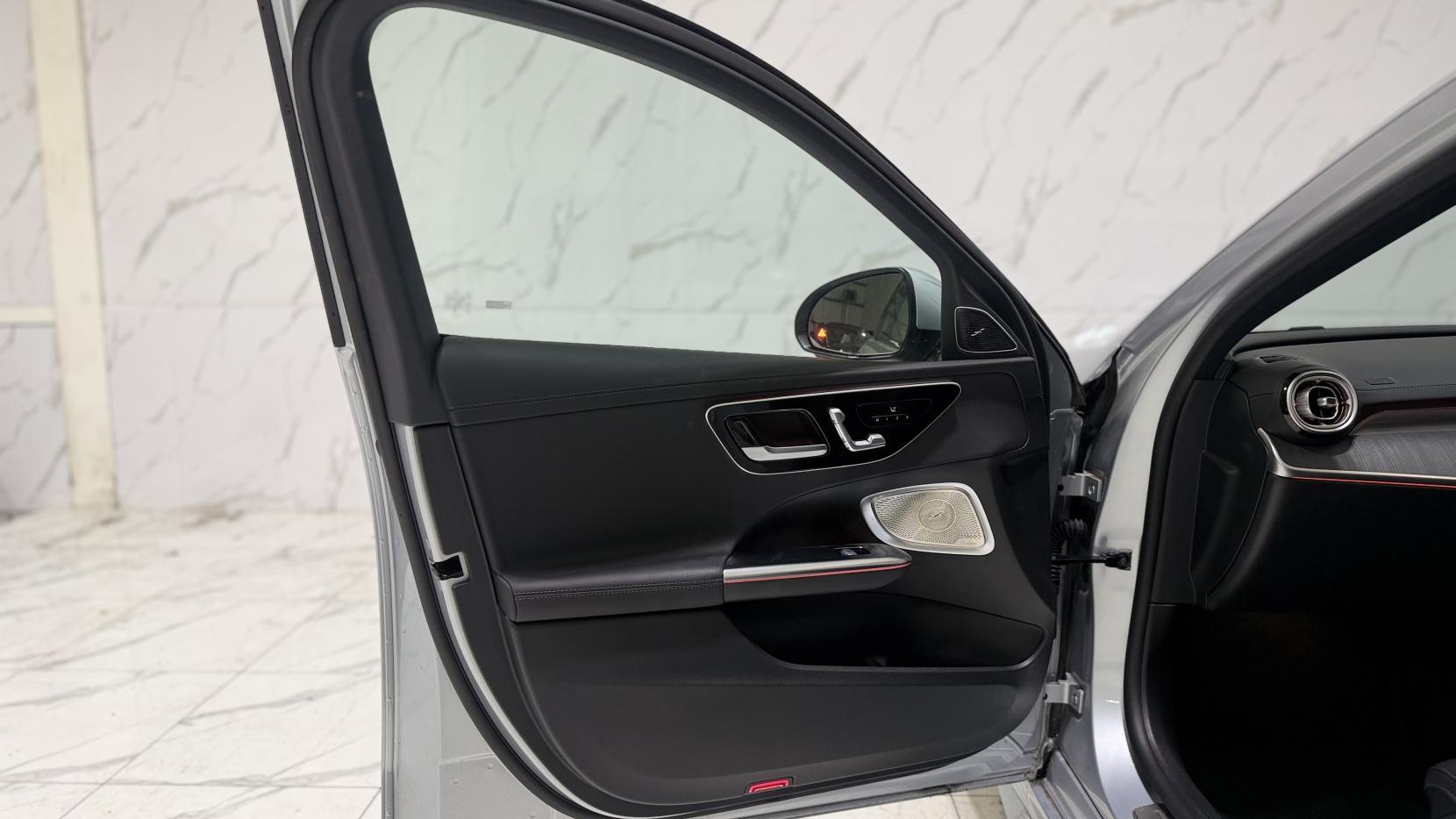 Mercedes-Benz C-Class view 27