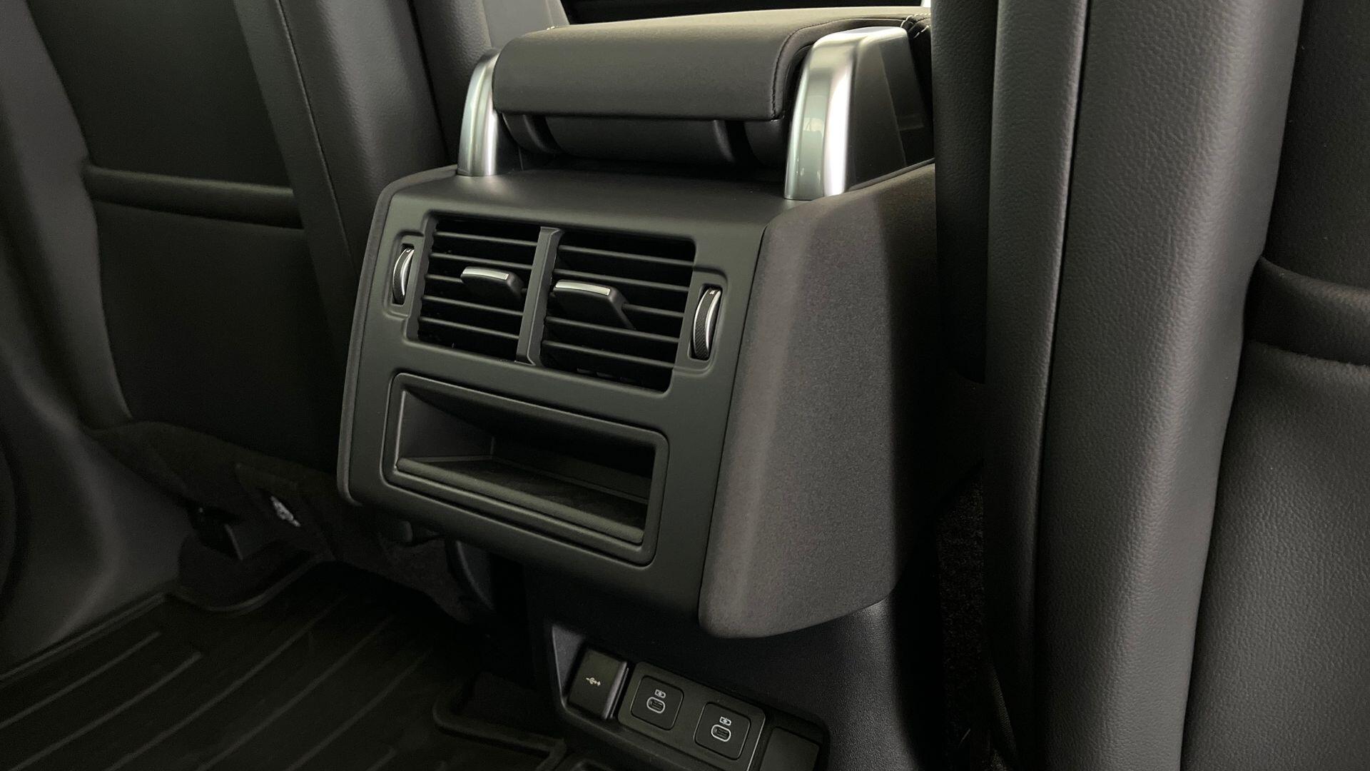 Land Rover Discovery view 18