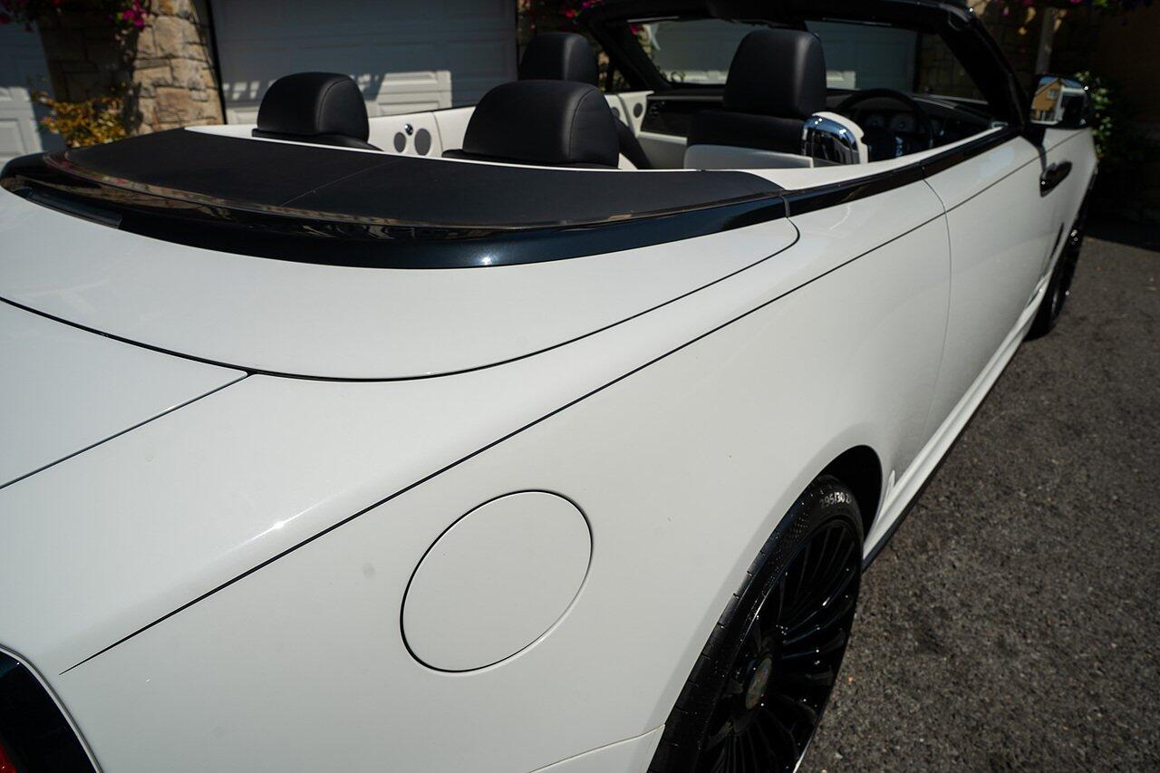 Rolls-Royce Dawn view 22