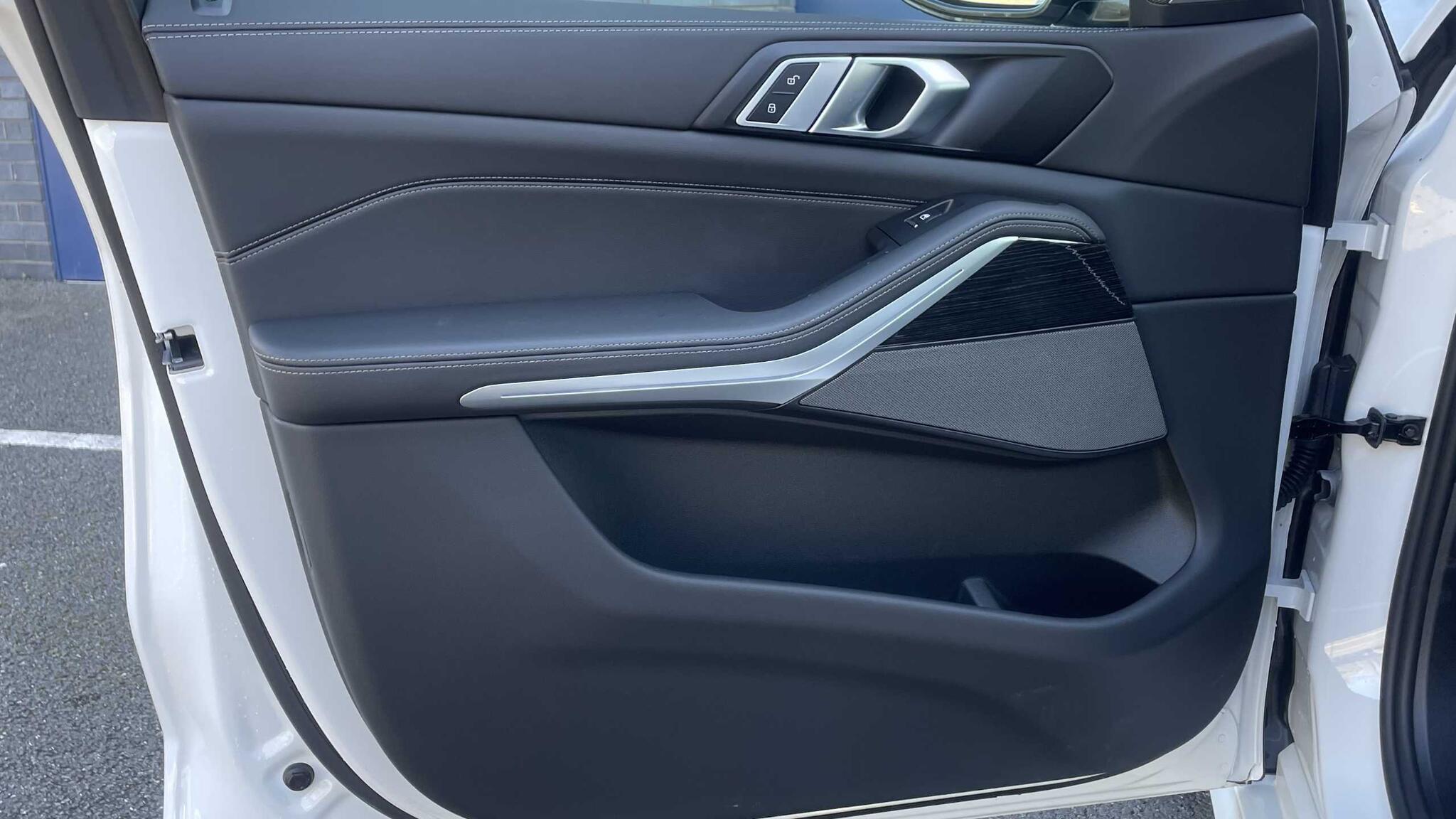 BMW X5 view 24