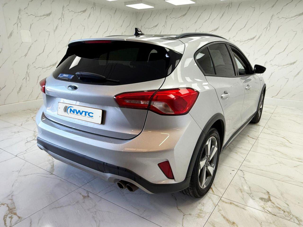 Ford Focus view 12