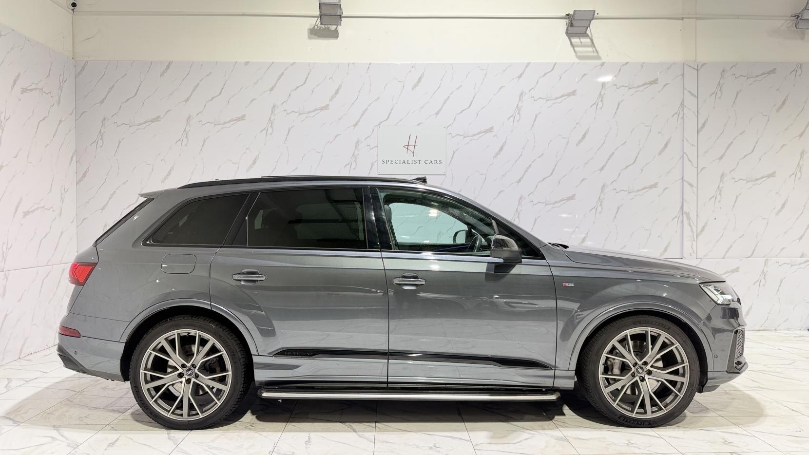 Audi Q7 view 4
