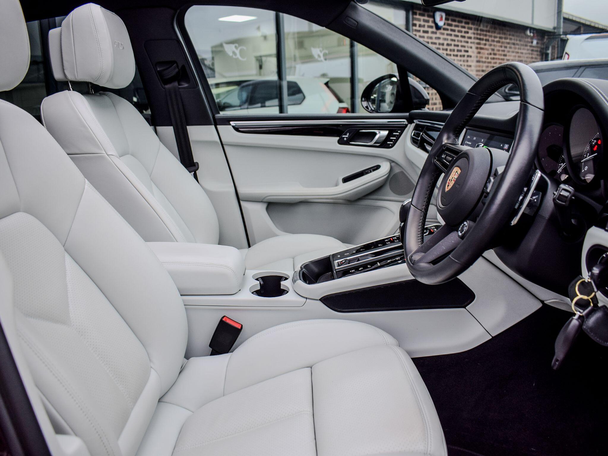 Porsche Macan view 13