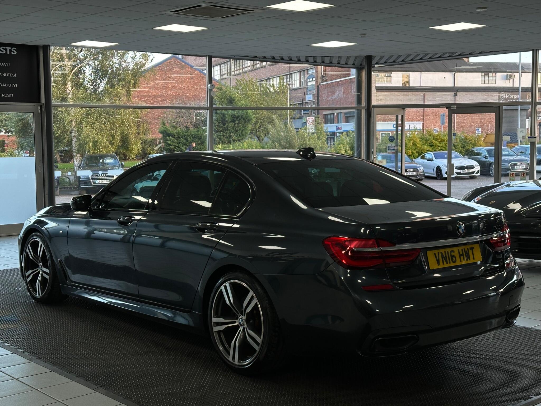 BMW 7 Series view 10