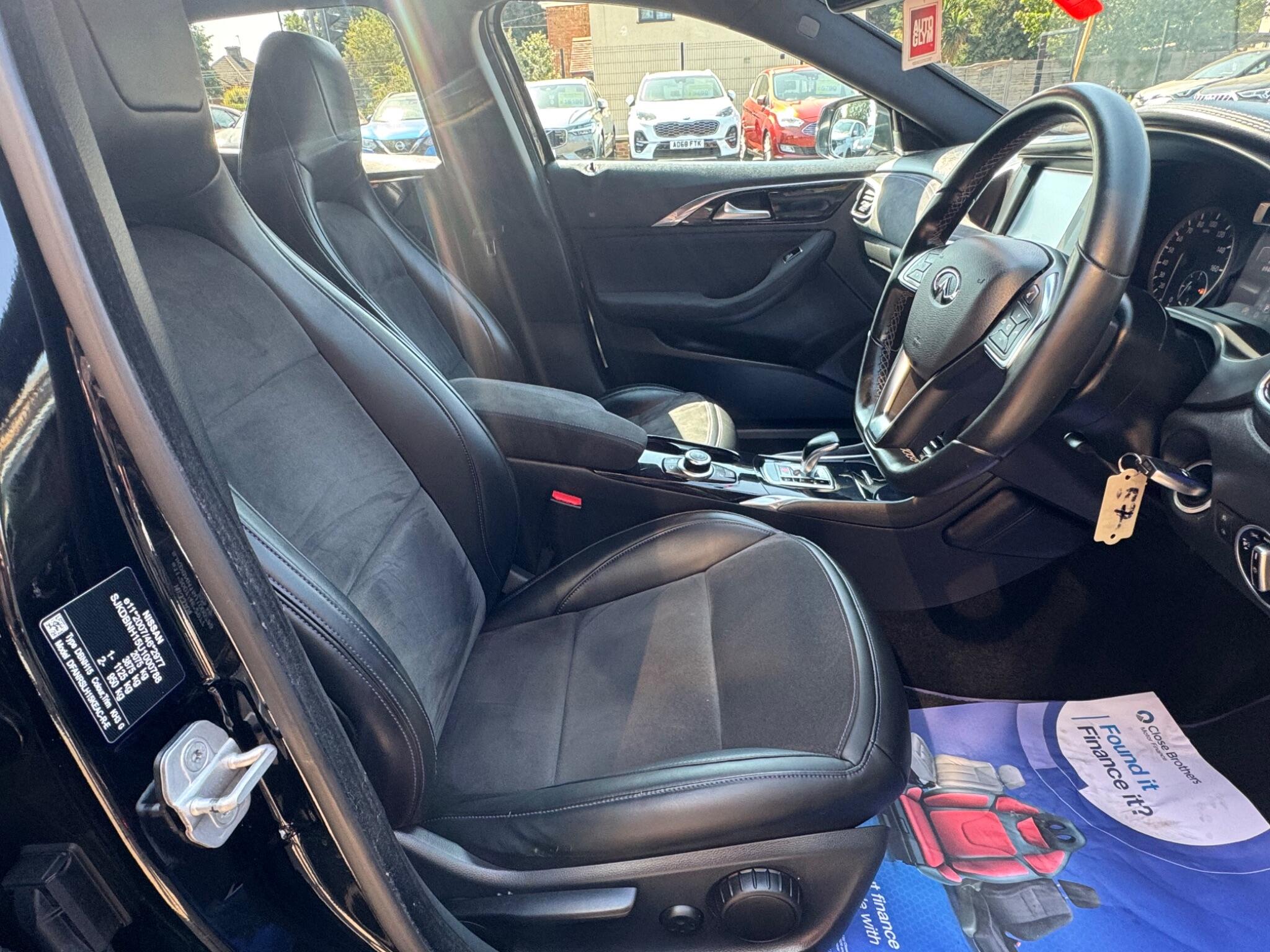 Infiniti Q30 view 12