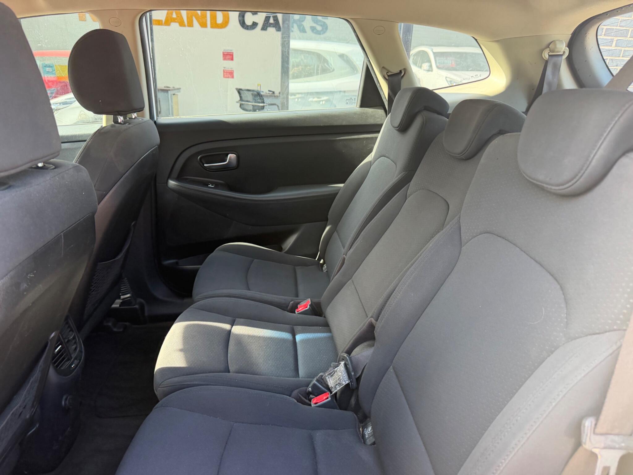 Kia Carens view 24