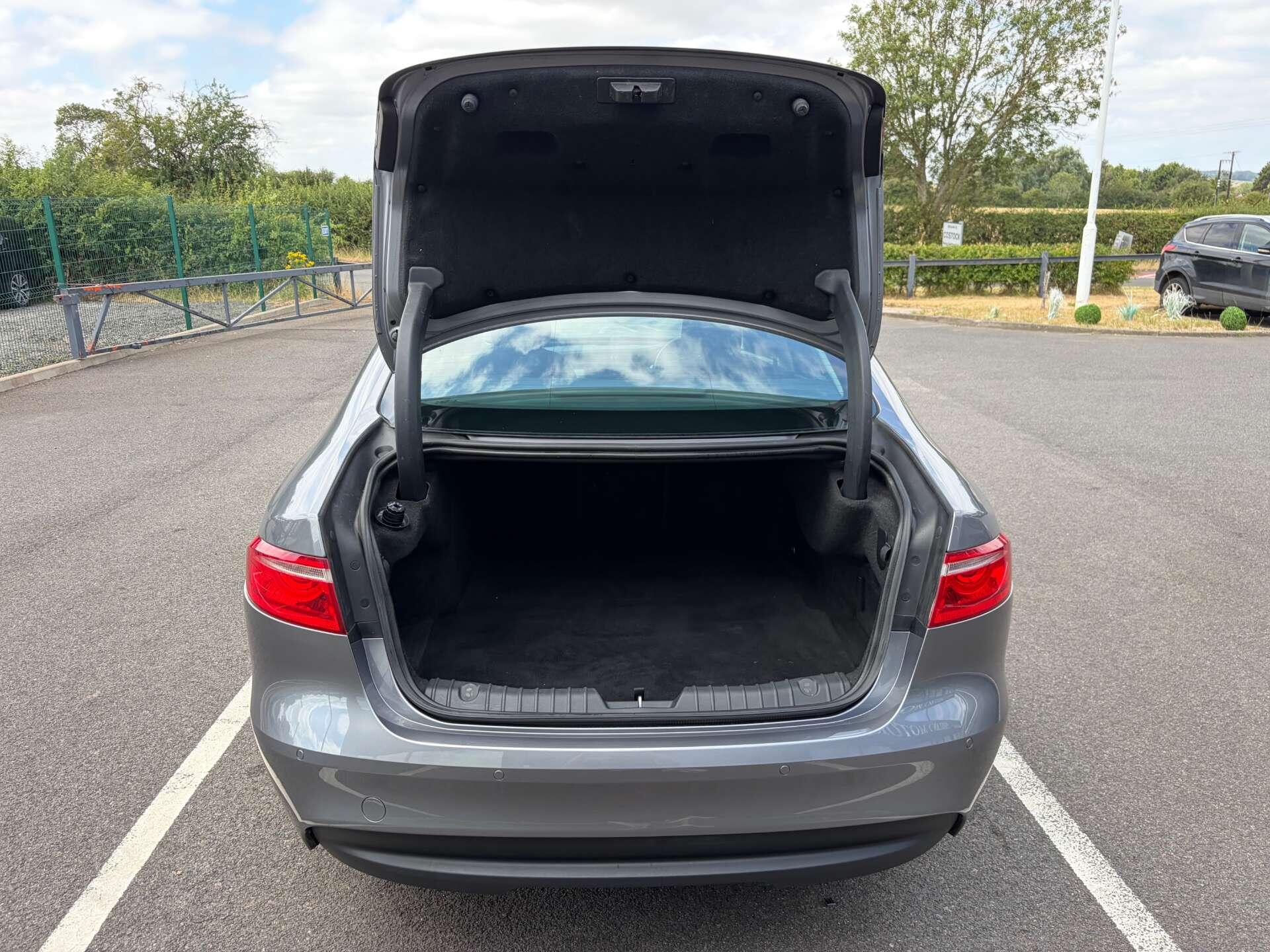 Jaguar XF view 24
