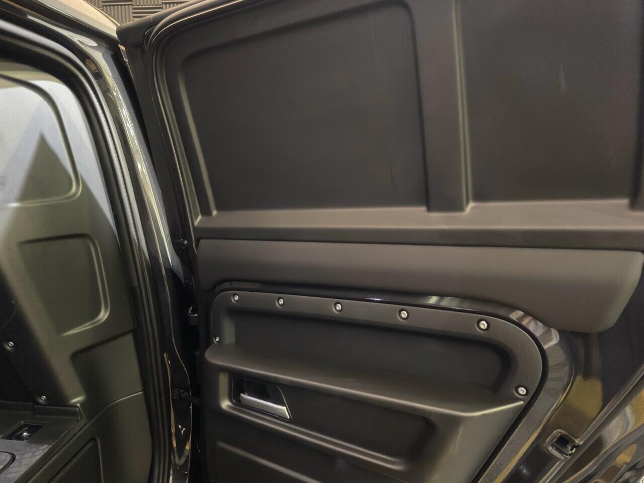 Land Rover Defender 110 view 15