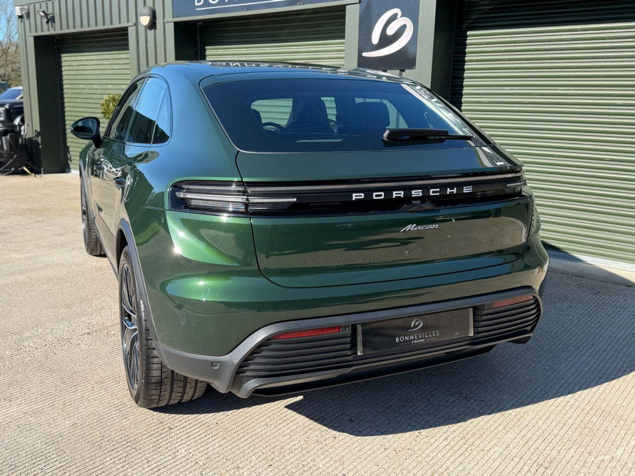 Porsche Macan view 20