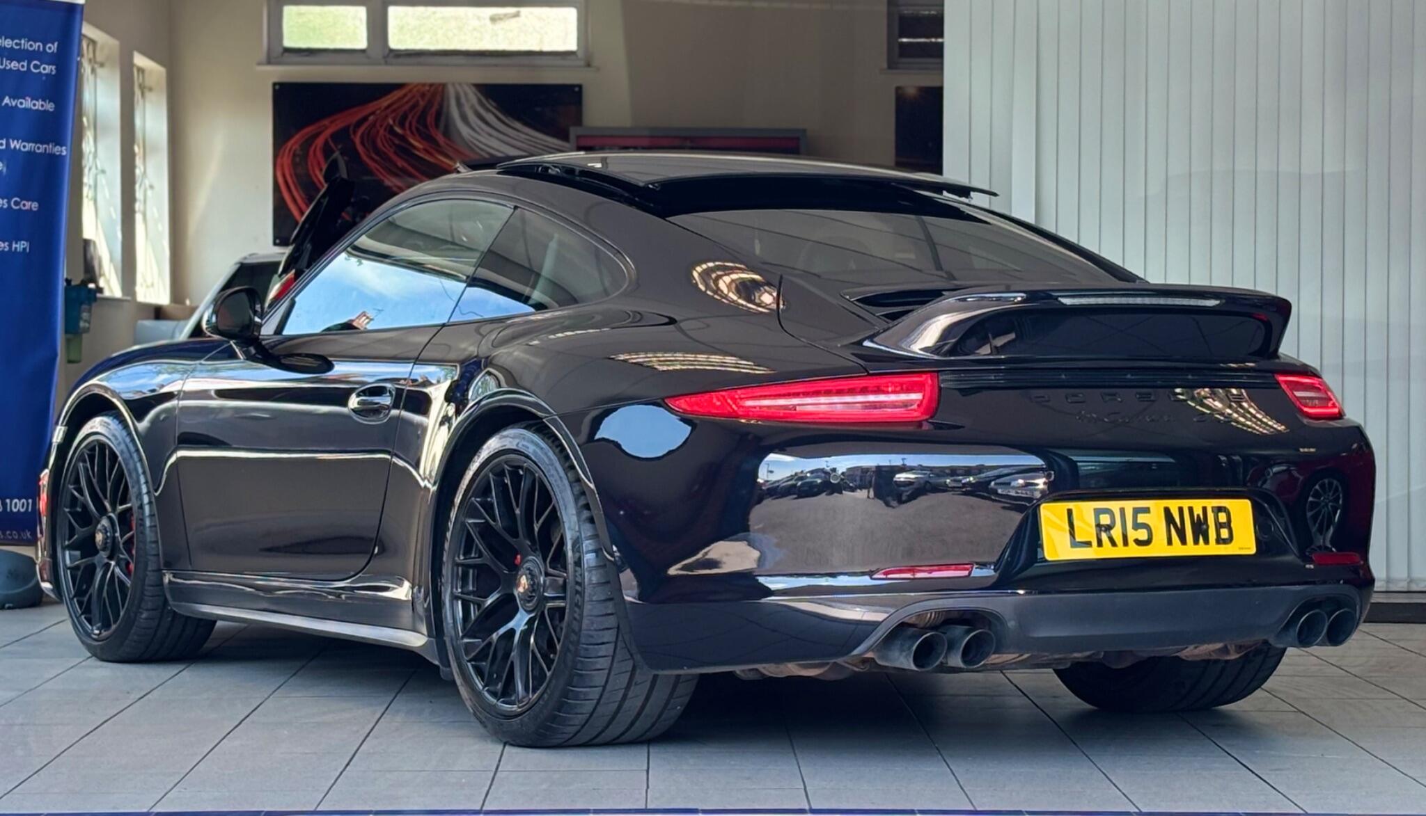 Porsche 911 view 4