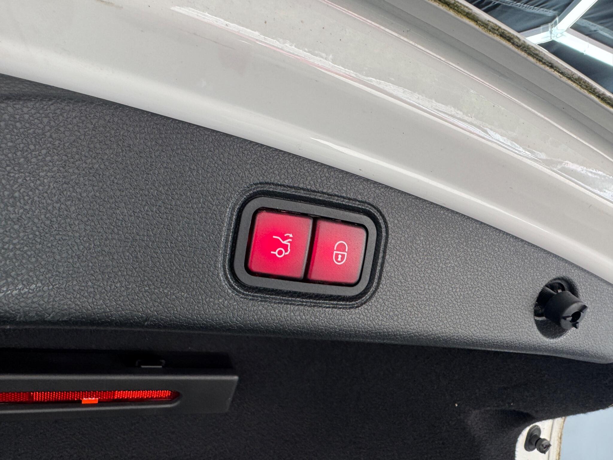 Mercedes-Benz E Class view 31