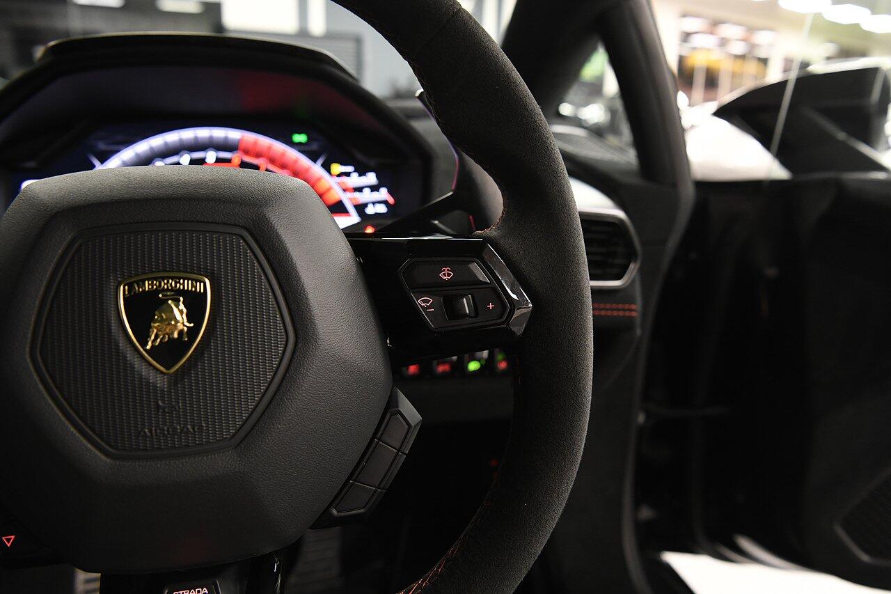 Lamborghini Huracan view 25