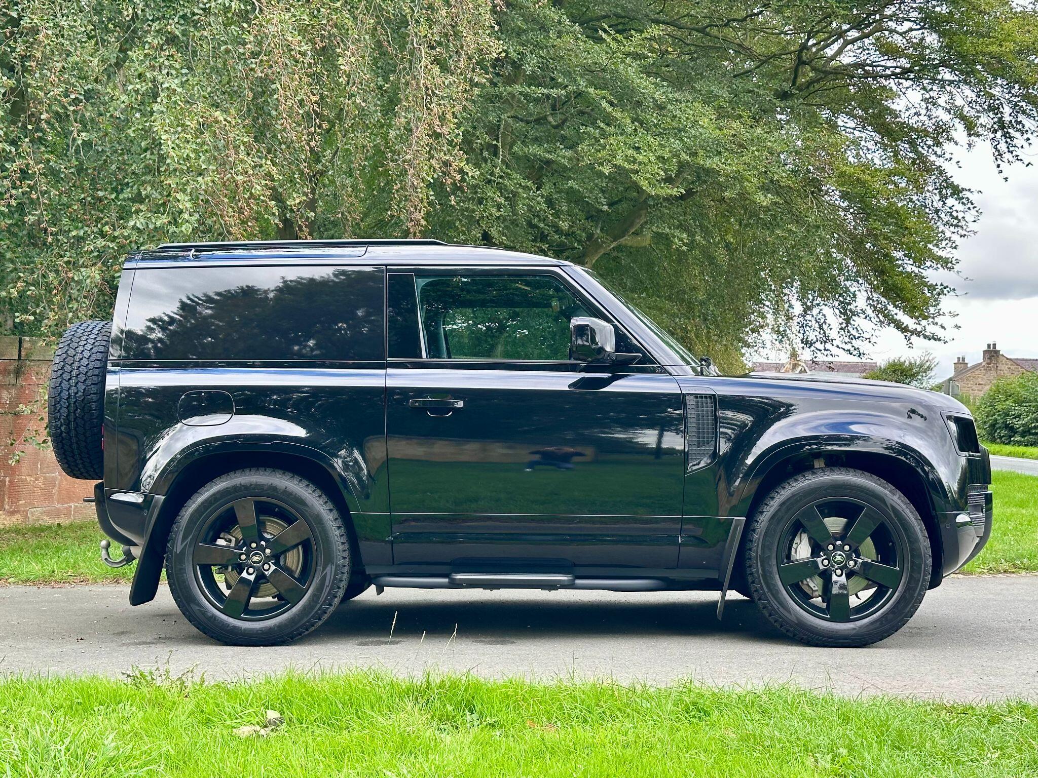 Land Rover Defender 90 view 3