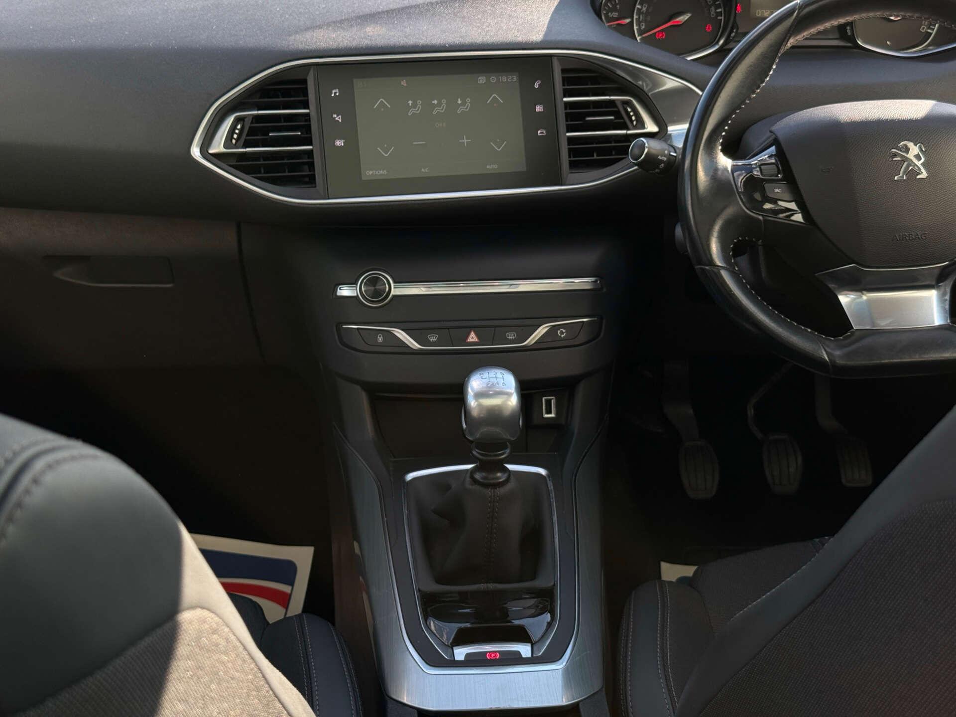 Peugeot 308 view 34