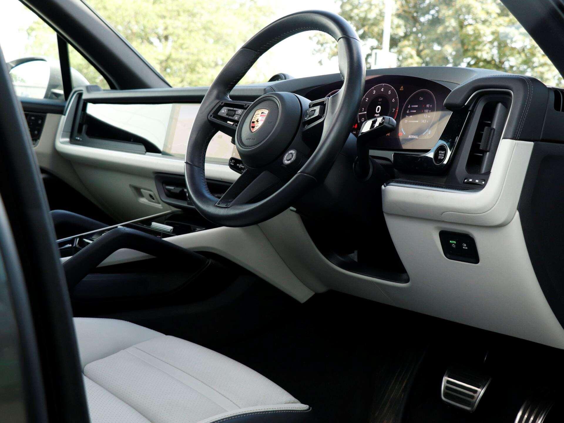 Porsche Cayenne view 11