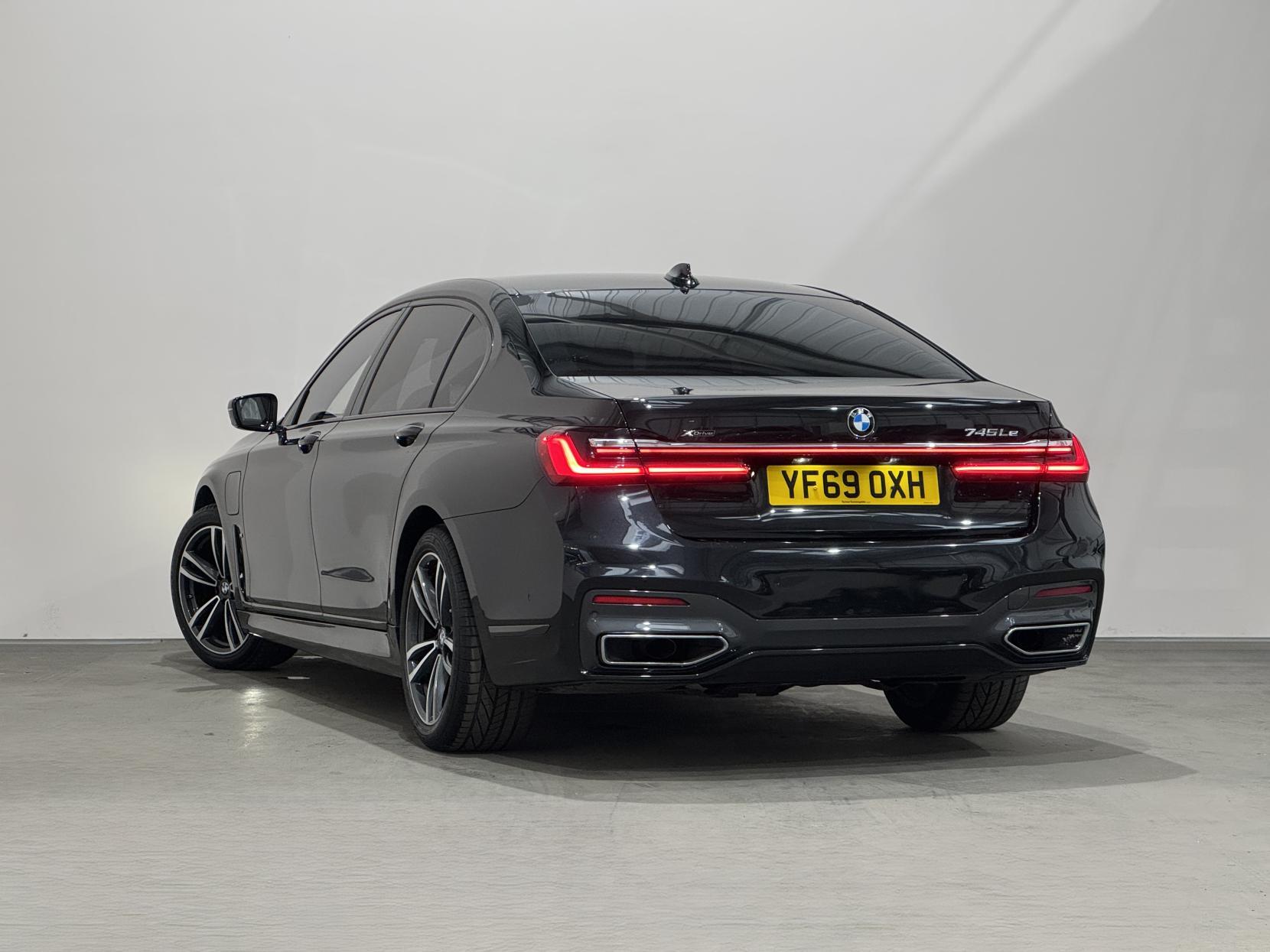 BMW 7 Series view 10
