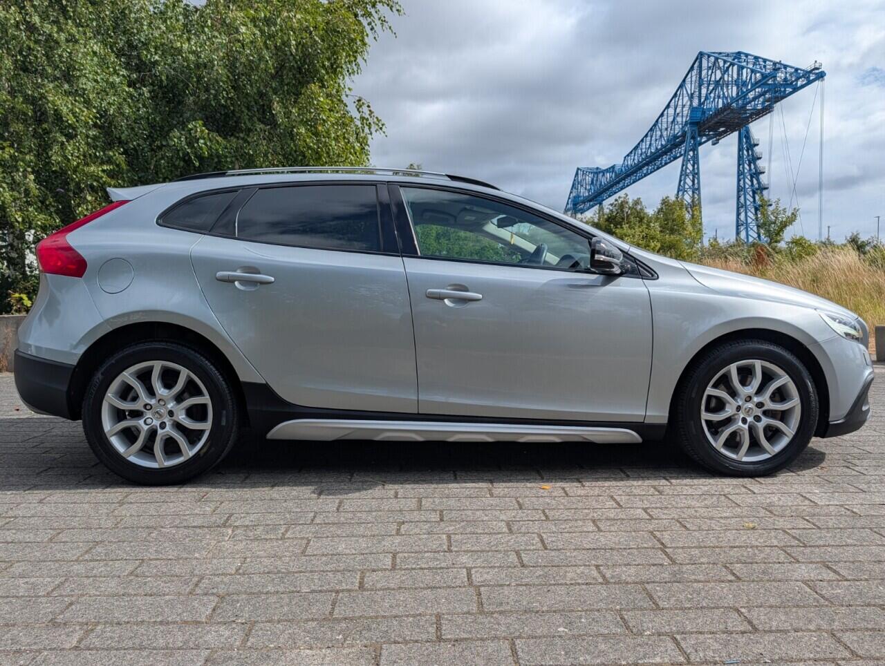Volvo V40 Cross Country view 10