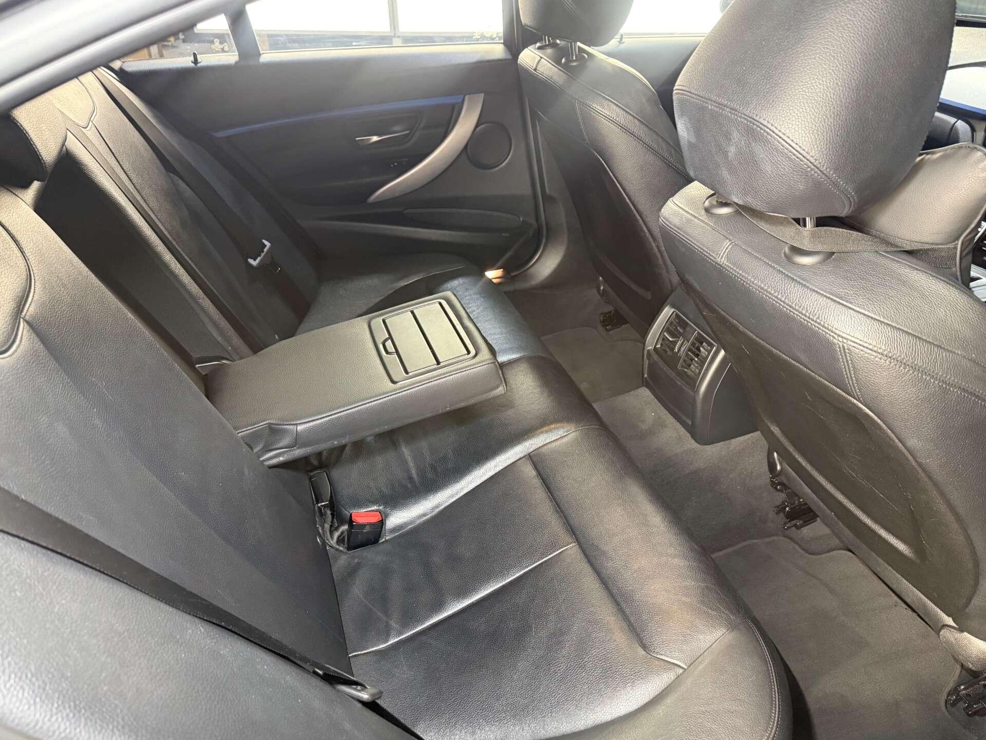 BMW 3 Series view 19