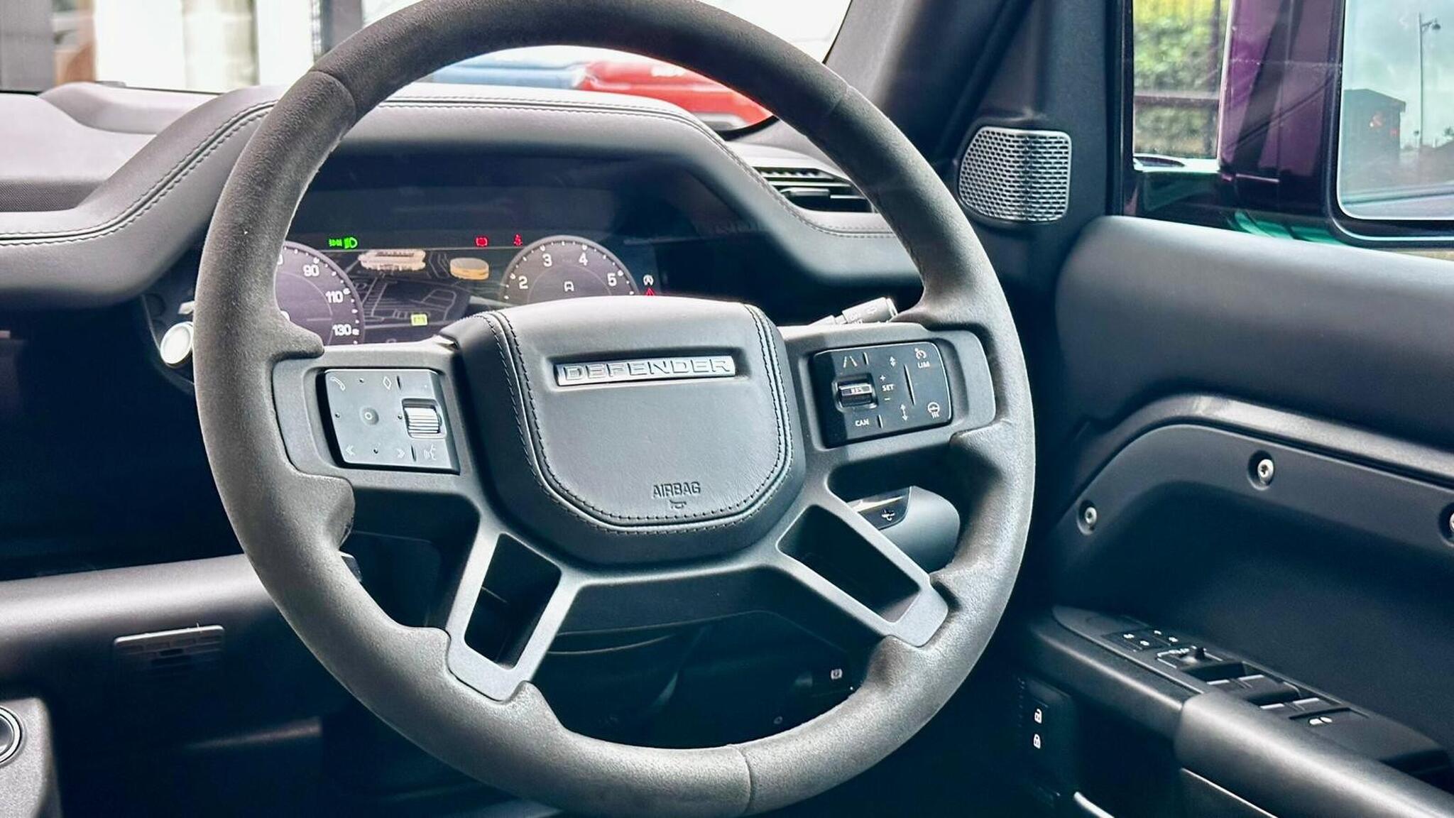 Land Rover Defender 110 view 36