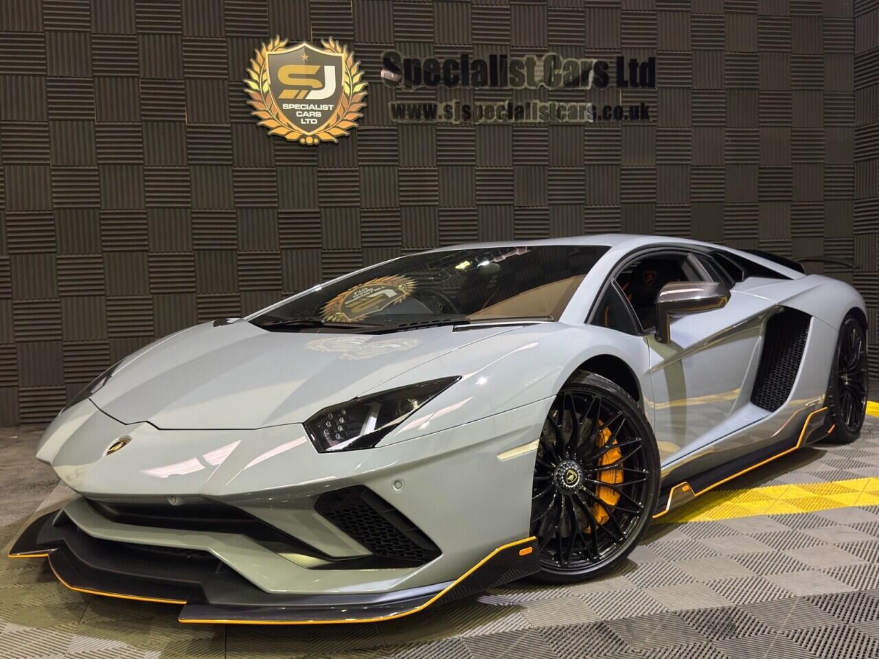 Lamborghini Aventador view 29