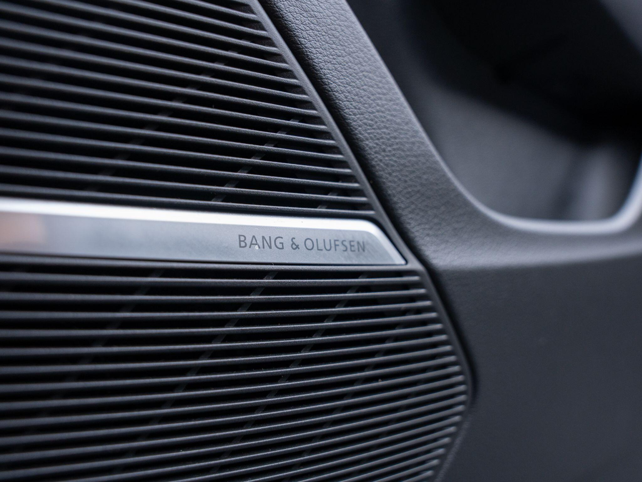 Audi RS Q8 view 6