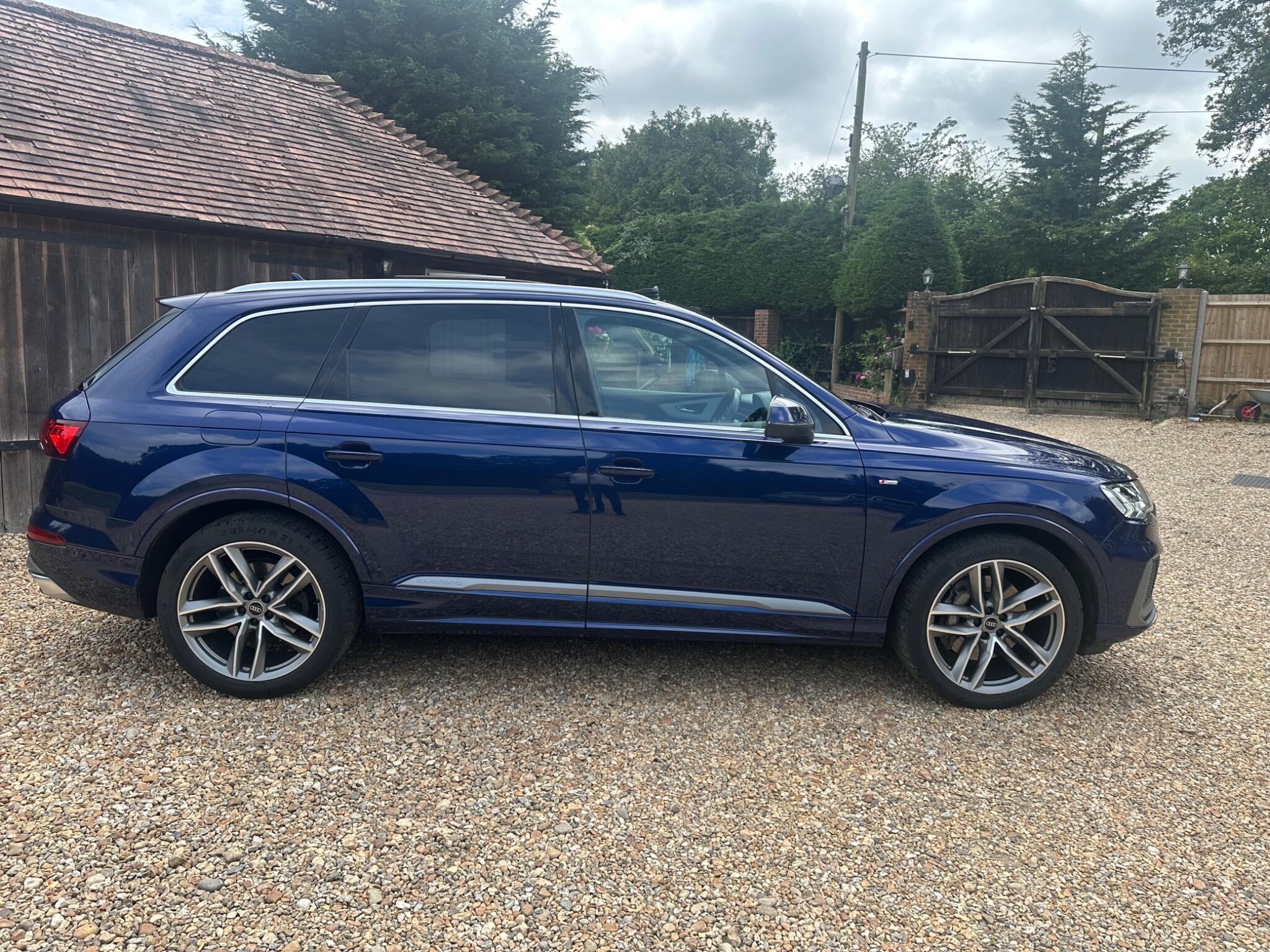 Audi Q7 view 11