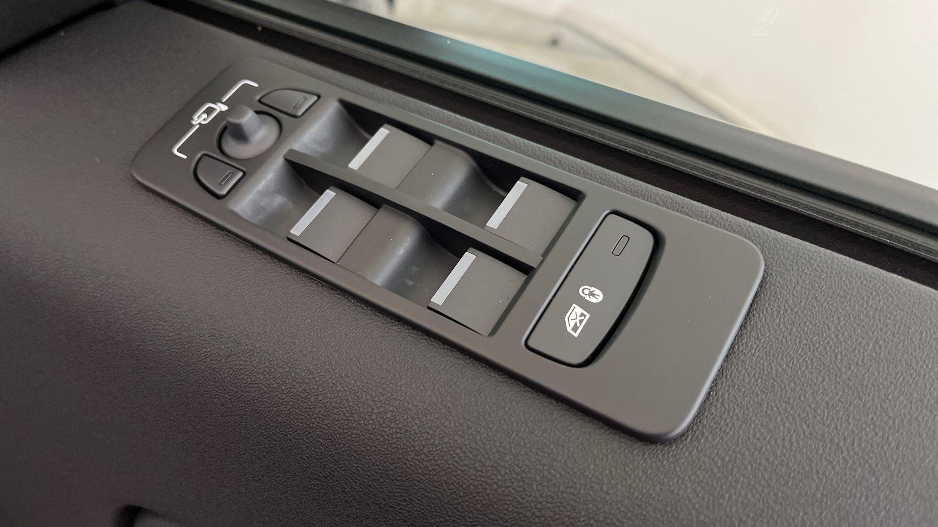 Land Rover Discovery Sport view 28