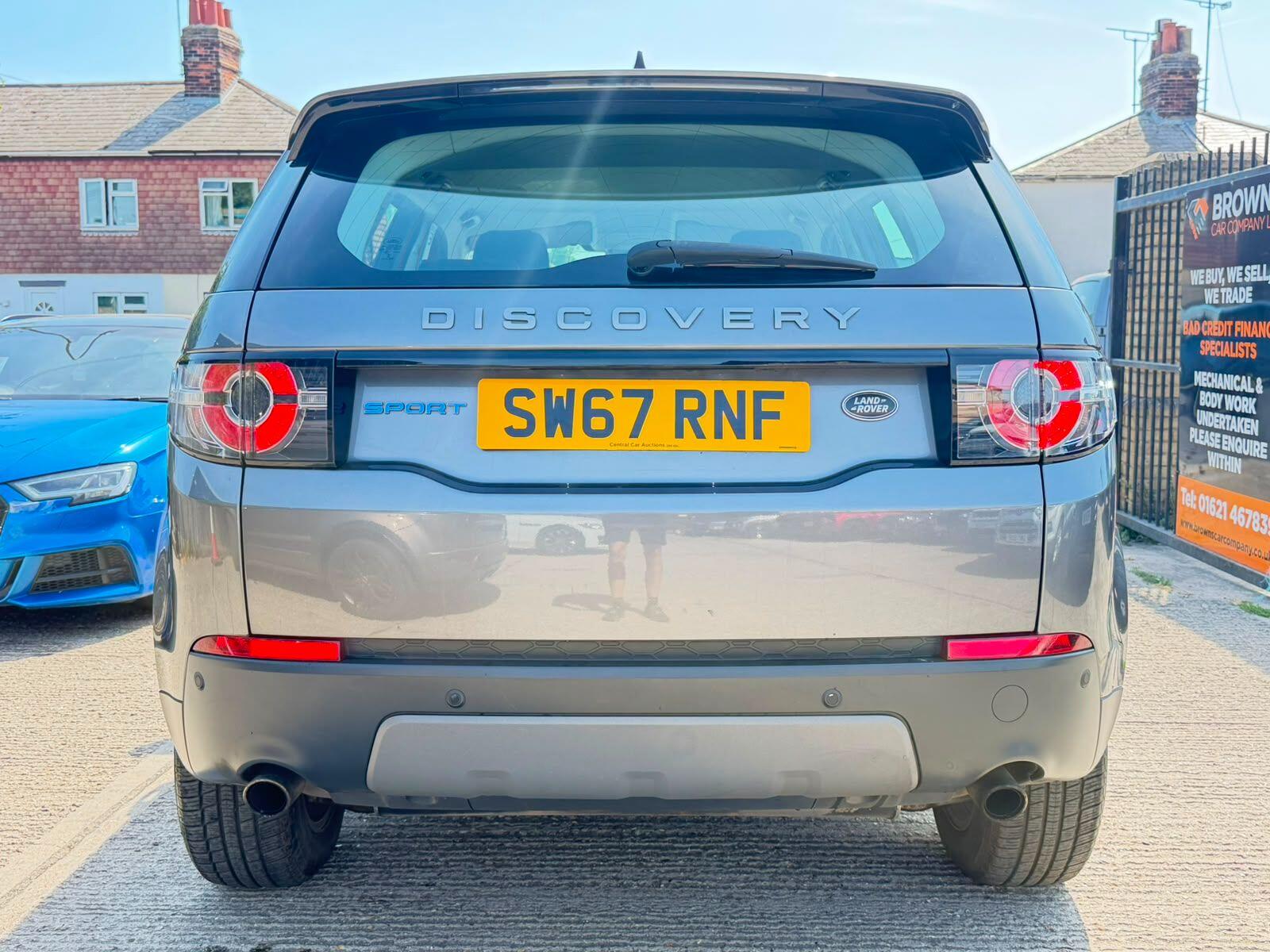 Land Rover Discovery Sport view 4