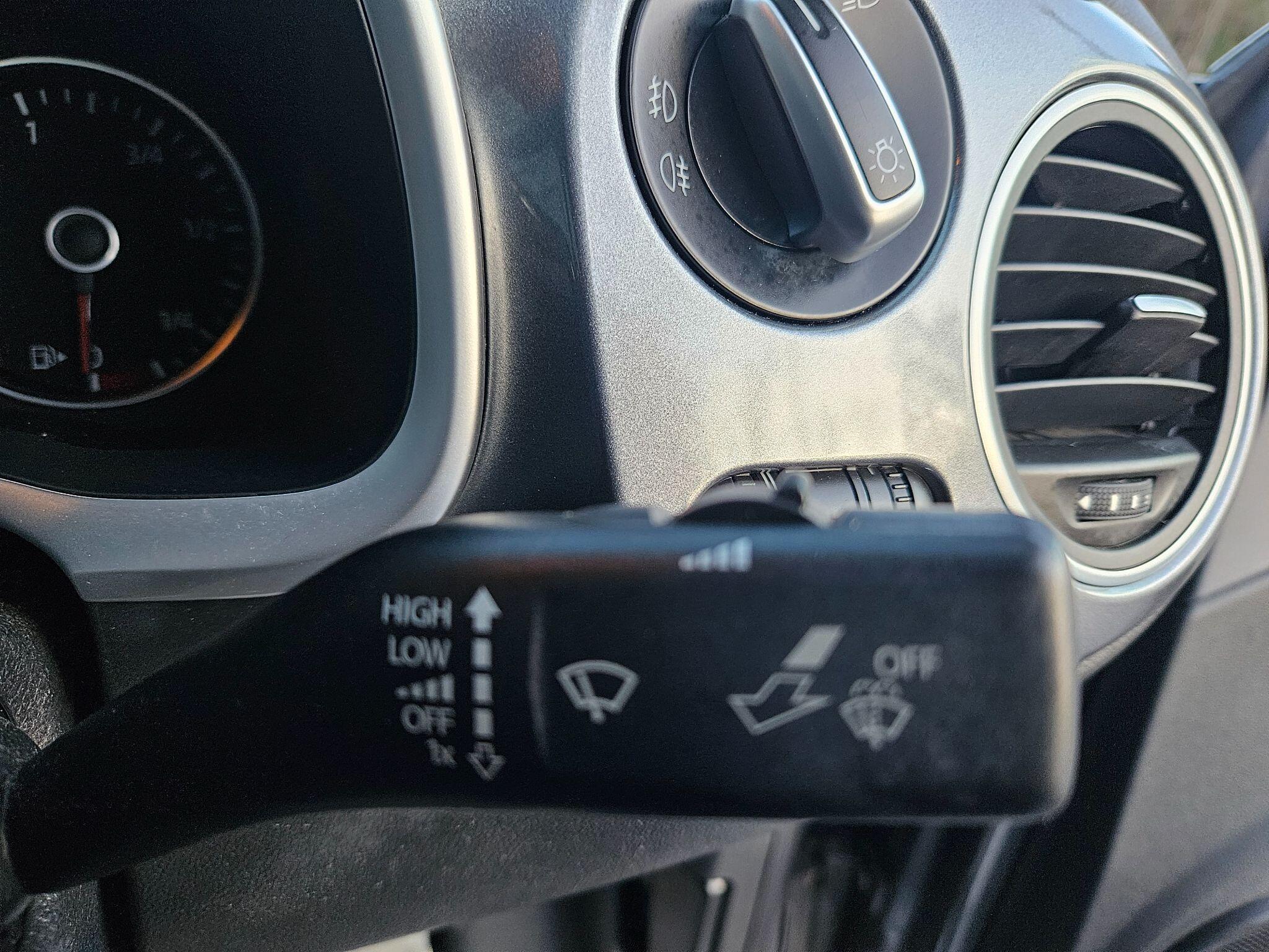 2012 Volkswagen Beetle image 31