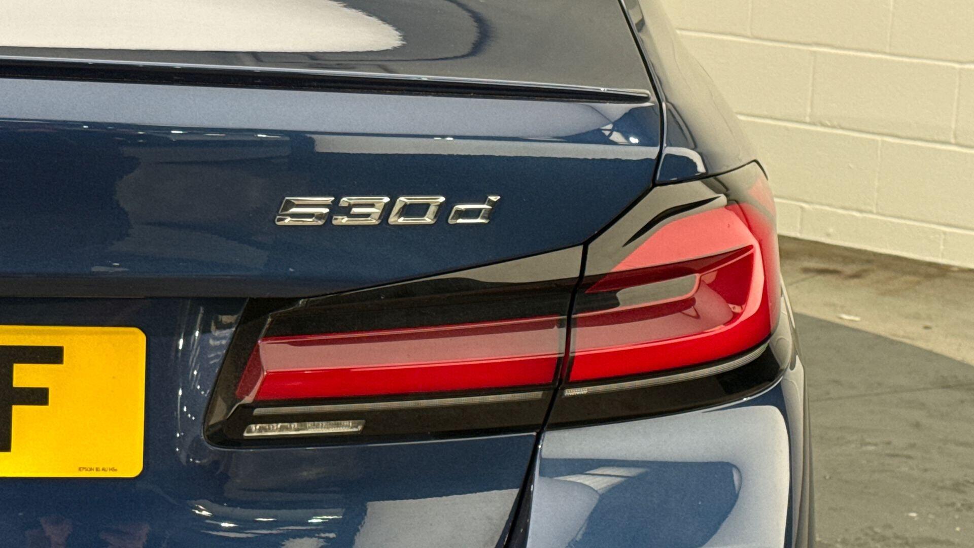 BMW 5 Series view 22