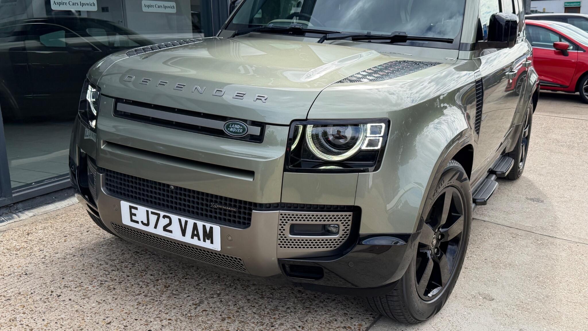 Land Rover Defender 110 view 13