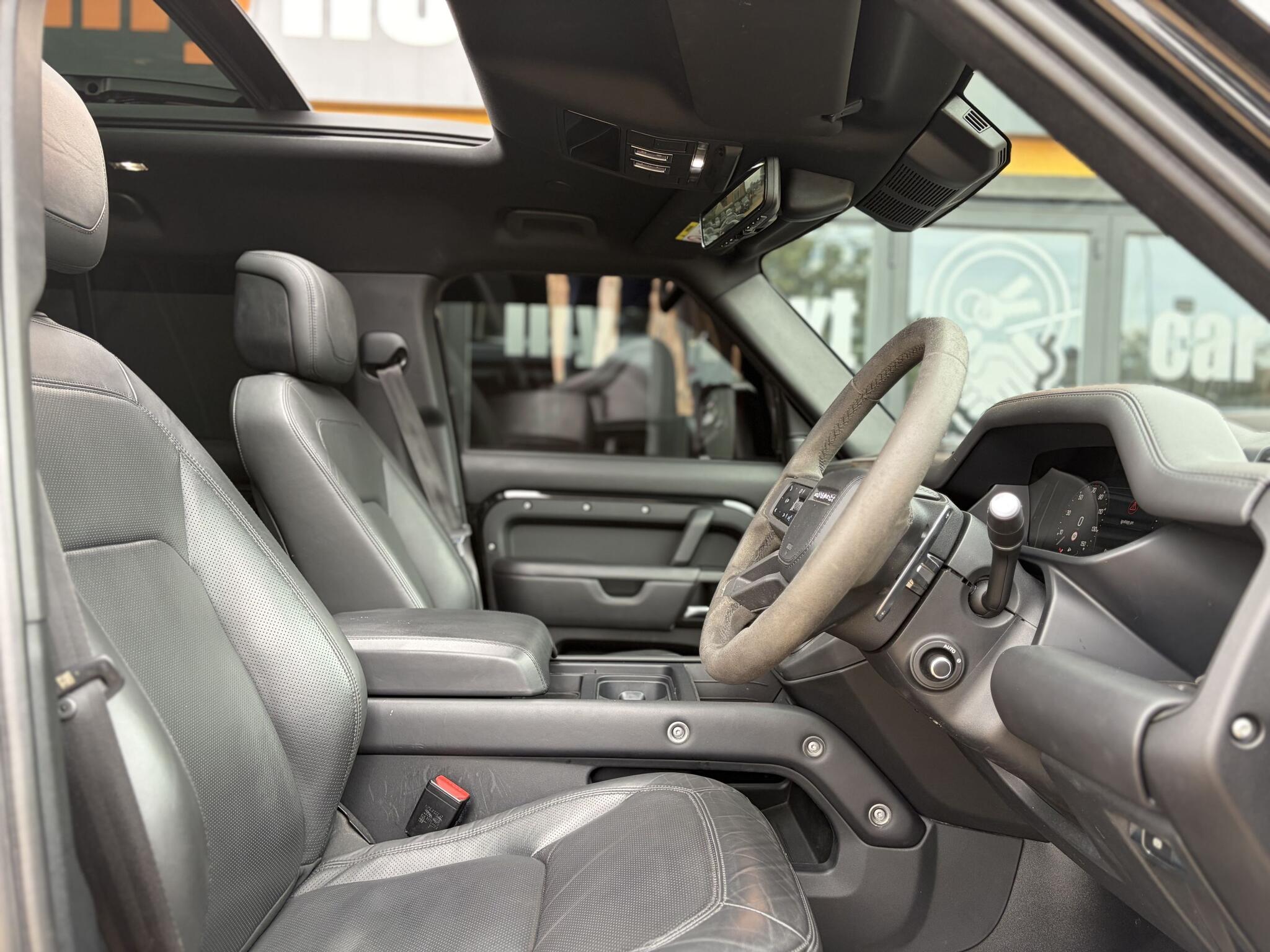 Land Rover Defender 110 view 18