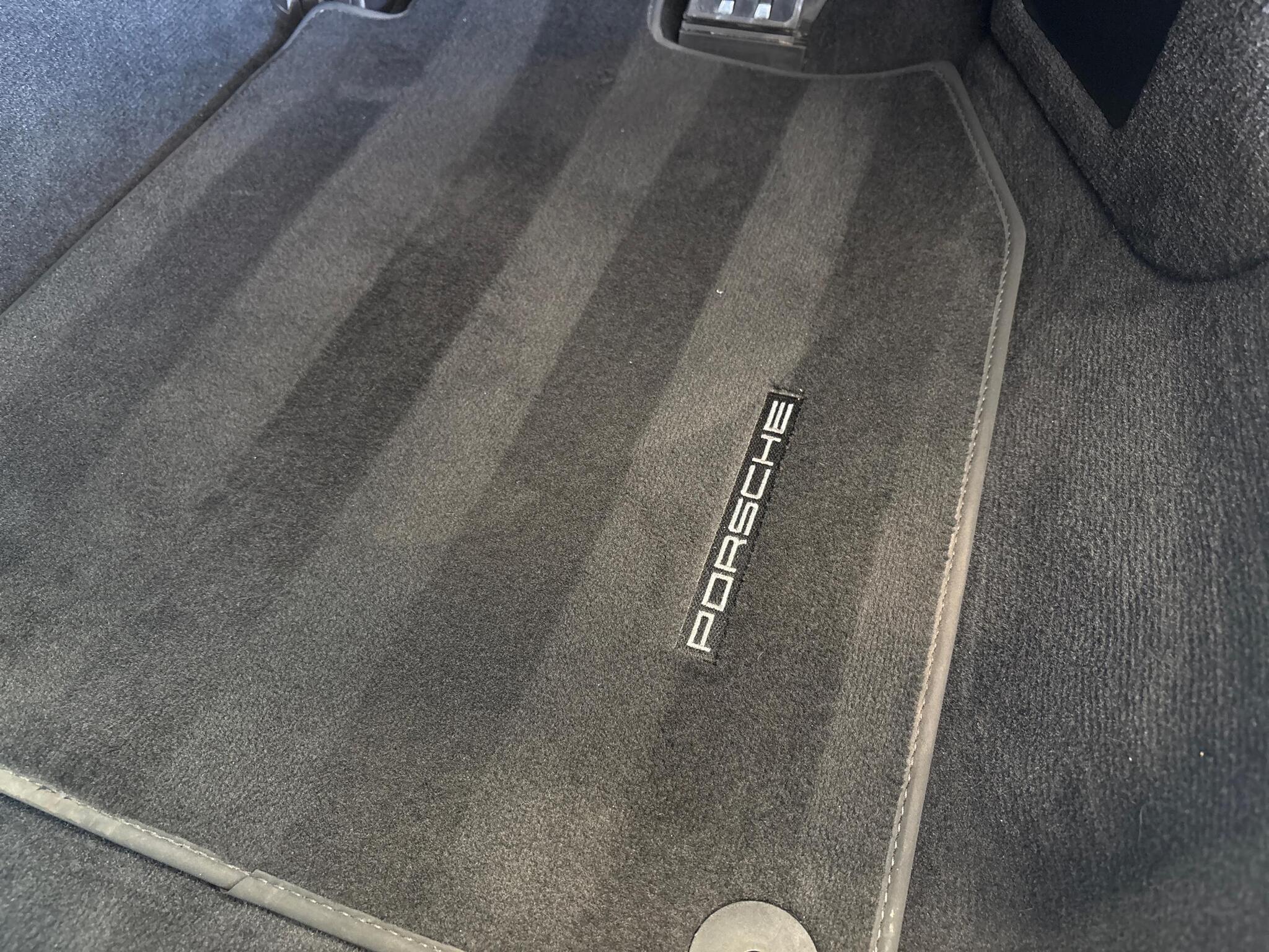 Porsche 911 view 36