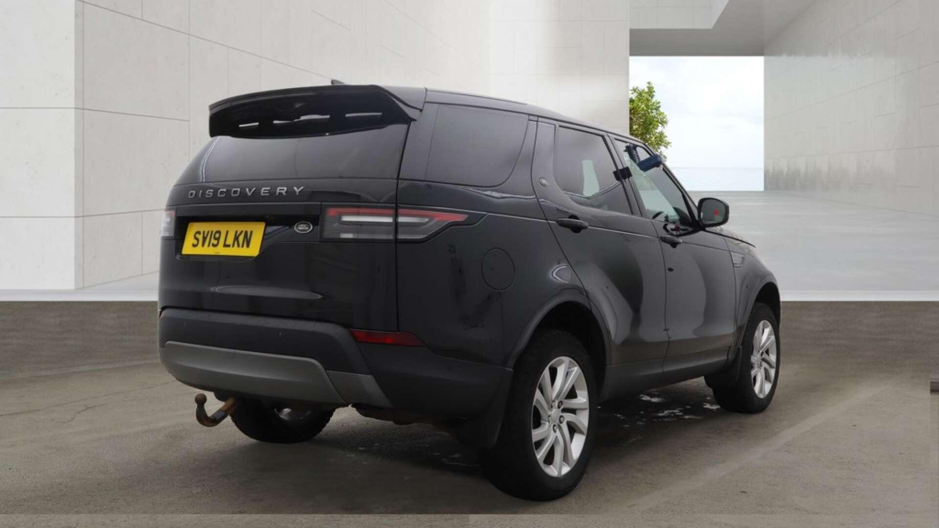 Land Rover Discovery view 3